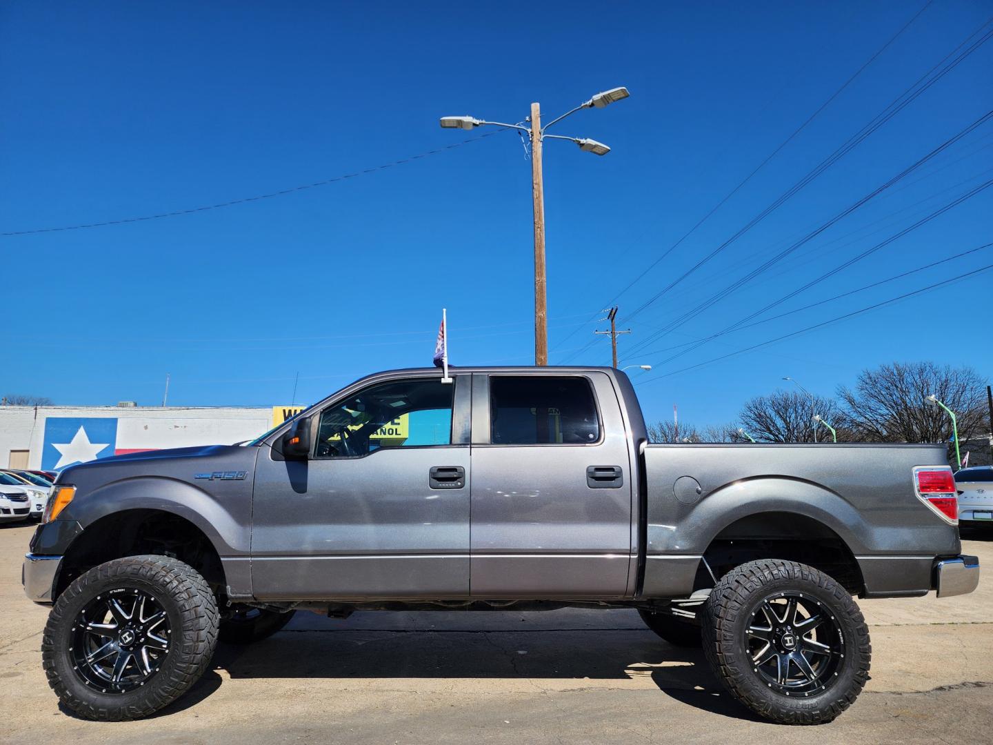 2014 GRAY Ford F-150 XLT SuperCrew (1FTEW1CM4EF) with an 3.7L V6 DOHC 24V engine, 6-Speed Automatic transmission, located at 2660 S.Garland Avenue, Garland, TX, 75041, (469) 298-3118, 32.885551, -96.655602 - Welcome to DallasAutos4Less, one of the Premier BUY HERE PAY HERE Dealers in the North Dallas Area. We specialize in financing to people with NO CREDIT or BAD CREDIT. We need proof of income, proof of residence, and a ID. Come buy your new car from us today!! This is a very well cared for 2014 FO - Photo#6